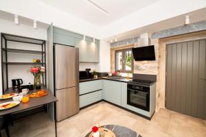 Kuchyň nebo kuchyňský kout v ubytování Cardamilia Suites