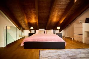 Una cama o camas en una habitación de Luxy Appartment Close Navigli