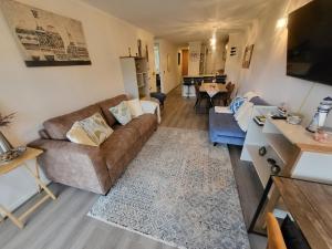 a living room with a couch and a table at Espléndido y cercano a linda playa in Papudo
