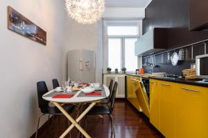 Una cocina o zona de cocina en ALTIDO Lovely Apt with Terrace and View in Central Milan