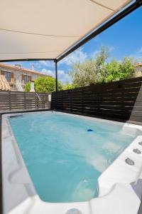 Bazén v ubytování Cardamilia Suites nebo v jeho okolí