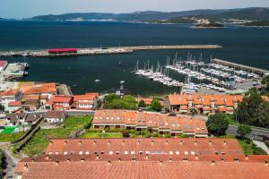 una vista aerea di un porto con barche in acqua di Mirador da Ria resort nautico Portosin a Goyanes