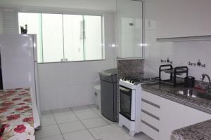 Virtuvė arba virtuvėlė apgyvendinimo įstaigoje Confortável apartamento na Praia do Forte