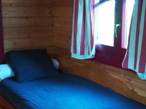 Posto letto in camera in legno con finestra. di Séjour Bucolique en Roulotte au Cœur d'une Ferme Familiale en Sarthe - FR-1-410-229 a Chantenay-Villedieu Altre 4 foto