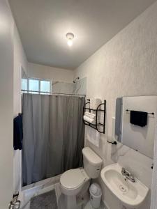 Ένα μπάνιο στο Departamento en aldea tulum 2BDR +3 φωτογραφίες