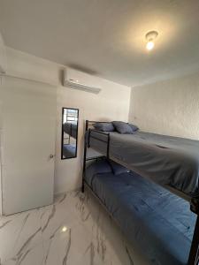 Ένα ή περισσότερα κρεβάτια σε δωμάτιο στο Departamento en aldea tulum 2BDR