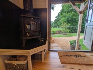 TV a/nebo společenská místnost v ubytování Hut in the Forest