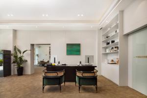 a lobby with two chairs and a desk at 苏州山塘街华贸姑苏里酒店公寓 in Suzhou