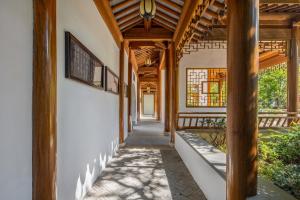 a hallway of a house with wooden beams at 苏州山塘街华贸姑苏里酒店公寓 in Suzhou