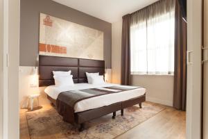 Un dormitorio con una cama grande y una ventana en Best Western Zaan Inn, en Zaandam