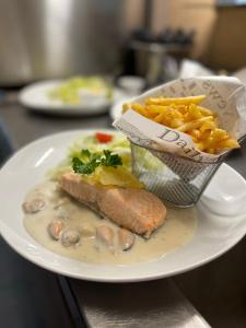 Jídlo v hotelu nebo okolí + 26 fotografií