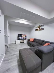 Khu vực ghế ngồi tại Guest Suite in SouthWest Edmonton