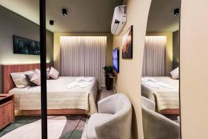 ein kleines Zimmer mit zwei Betten und einem Spiegel in der Unterkunft StudioCerrado By Haven in Brasilia