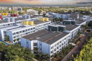 eine Draufsicht auf ein großes weißes Gebäude in der Unterkunft StudioCerrado By Haven in Brasilia