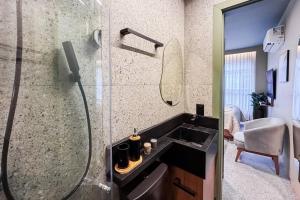 ein Badezimmer mit Dusche und schwarzem Waschbecken in der Unterkunft StudioCerrado By Haven in Brasilia + 32 Fotos