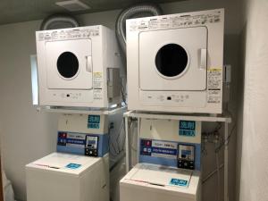 那覇市にあるSantiago Guesthouse Naha - Vacation STAY 86305vの電子レンジ2台付きの部屋