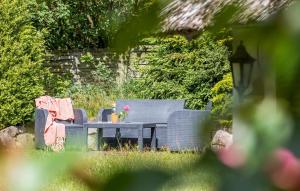 Κήπος έξω από το 2 Bedroom Pet Friendly Home In Glesborg