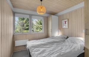 Postel nebo postele na pokoji v ubytování 3 Bedroom Cozy Home In Højslev
