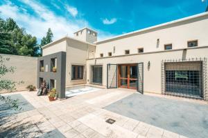 Eine Frau, die auf einer Terrasse vor einem Haus sitzt in der Unterkunft Fabuloso descanso en Mendoza, Pileta, Zona Bodegas in Lunlunta