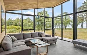 Posezení v ubytování Amazing Home In Hadsund With Kitchen