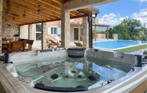 Bazén v ubytování Awesome Home In Ruzic With Jacuzzi nebo v jeho okolí