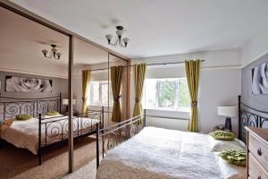 ein Schlafzimmer mit zwei Betten und einem großen Spiegel in der Unterkunft Holiday Home York in York