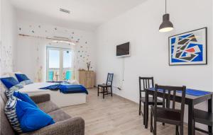 Posedenie v ubytovaní Stunning Apartment In Stinica With Wifi