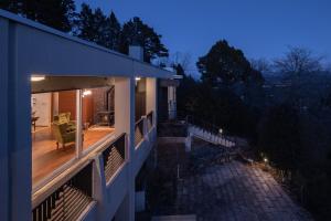 a view of a house with a deck at night at Villa TEN ZAN - 岐阜 ヴィラ テンザン - in Mizunami