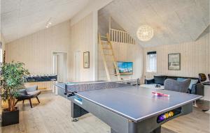 salon ze stołem do ping ponga w obiekcie Cozy Home In Blåvand With Wifi w mieście Blåvand +21 zdjęć