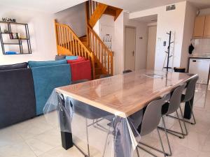 jadalnia z drewnianym stołem i krzesłami w obiekcie T4 climatisé à 2 min de la plage, parking privé, terrasse, pour 6 pers - Banyuls-sur-Mer - FR-1-309-359 w mieście Banyuls-sur-Mer +8 zdjęć