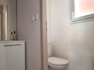 biała łazienka z toaletą i oknem w obiekcie T4 climatisé à 2 min de la plage, parking privé, terrasse, pour 6 pers - Banyuls-sur-Mer - FR-1-309-359 w mieście Banyuls-sur-Mer