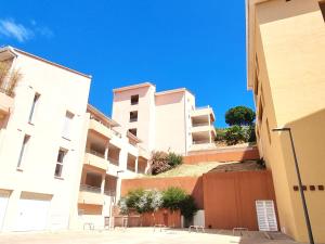 szereg budynków apartamentowych na ulicy w obiekcie T4 climatisé à 2 min de la plage, parking privé, terrasse, pour 6 pers - Banyuls-sur-Mer - FR-1-309-359 w mieście Banyuls-sur-Mer
