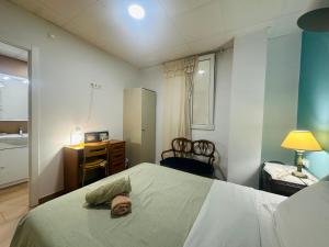 Postel nebo postele na pokoji v ubytování Mirador 1 del Mercado Central - habitacion con baño privado en el centro de la Ciudad Vella