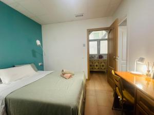 Postel nebo postele na pokoji v ubytování Mirador 1 del Mercado Central - habitacion con baño privado en el centro de la Ciudad Vella