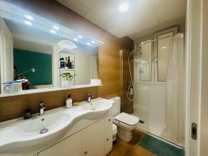 Koupelna v ubytování Mirador 1 del Mercado Central - habitacion con baño privado en el centro de la Ciudad Vella