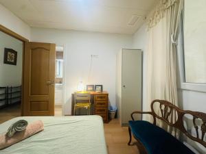 Postel nebo postele na pokoji v ubytování Mirador 1 del Mercado Central - habitacion con baño privado en el centro de la Ciudad Vella