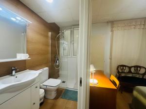 Koupelna v ubytování Mirador 1 del Mercado Central - habitacion con baño privado en el centro de la Ciudad Vella