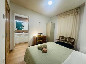Postel nebo postele na pokoji v ubytování Mirador 1 del Mercado Central - habitacion con baño privado en el centro de la Ciudad Vella