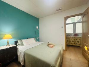 Postel nebo postele na pokoji v ubytování Mirador 1 del Mercado Central - habitacion con baño privado en el centro de la Ciudad Vella