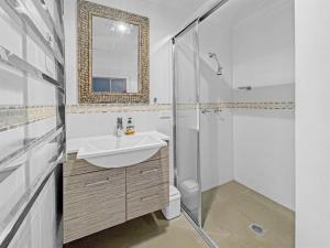 Ένα μπάνιο στο Oasis Coastal Stay +31 φωτογραφίες