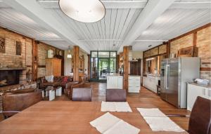 Η κουζίνα ή μικρή κουζίνα στο Lovely Home In Am Salzhaff With Kitchen