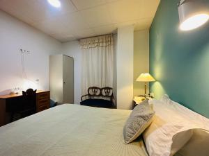 Postel nebo postele na pokoji v ubytování Mirador 1 del Mercado Central - habitacion con baño privado en el centro de la Ciudad Vella