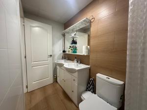 Koupelna v ubytování Mirador 1 del Mercado Central - habitacion con baño privado en el centro de la Ciudad Vella