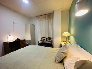 Postel nebo postele na pokoji v ubytování Mirador 1 del Mercado Central - habitacion con baño privado en el centro de la Ciudad Vella