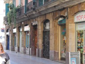 una mujer caminando por una calle frente a un edificio en Pensión Manoli, en Bilbao 91 fotos más