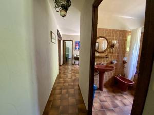 a hallway with a bathroom with a sink and a mirror at Maison spacieuse à Macaye, au calme, 6-8 pers, proche Cambo, animaux admis, jardin, internet WiFi - FR-1-495-141 in Macaye +24 photos