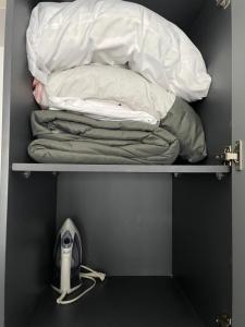 a room with a shelf with a bed and a pillow at Loft a 5 minutos de Plaza de Toros in Pachuca de Soto