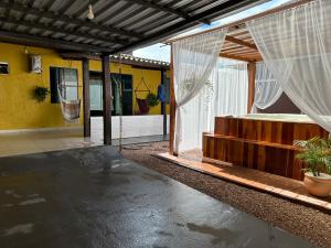 a patio with a tub in a house at Cantinho Santiago in Alto Paraíso de Goiás