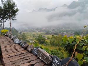 uma vista do topo de um telhado com montanhas ao fundo em Du Già Coffee View Homestay em Làng Cac
