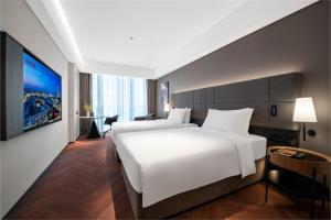 Voodi või voodid majutusasutuse IntercityHotel Shenzhen Bay -Free laundry & Free MiniBar toas